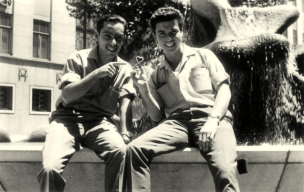 Ribeiro da Silva junto a uma fonte em Joanesburgo com o seu amigo Humberto, anos 60.